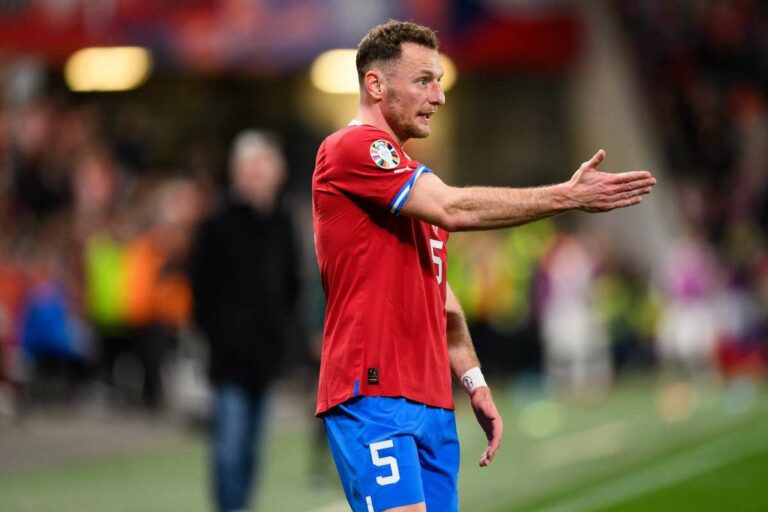 Un scandale avant un duel crucial. Coufal, Kuchta et Brabec ont enfreint les règles et quitté l’équipe nationale.