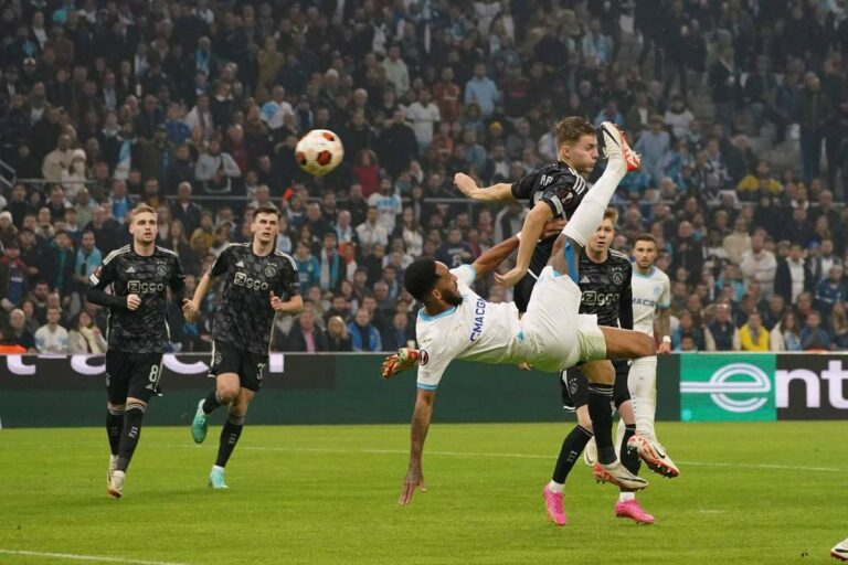 L’acrobate Aubameyang signe un triplé et Marseille domine l’Ajax lors d’une séance de tirs au but passionnante